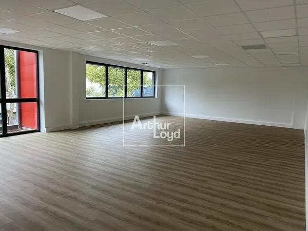 Local d'activité 7560 m² 