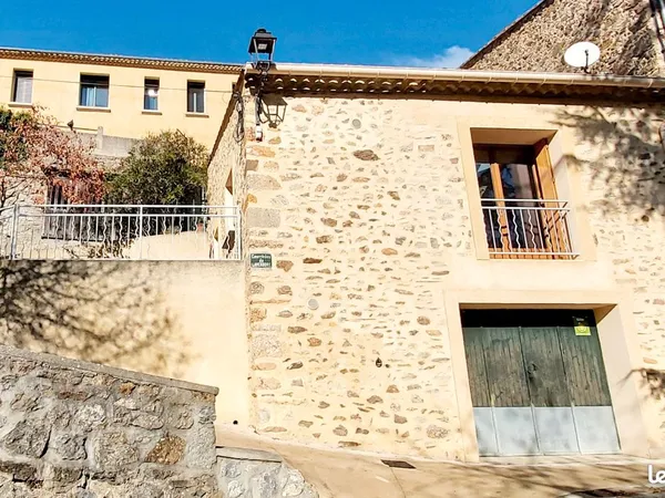 Splendide maison de charme, MEUBLEE, nichée au coeur des Corbières de type T3 Bis R+2 avec 2 cours 