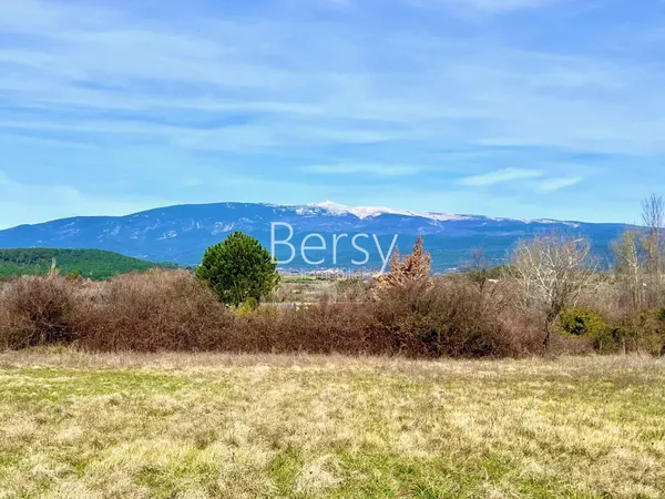 Terrain constructible de 915 m2 situé au calme 