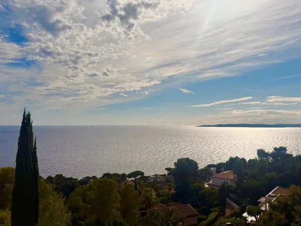 LES ISSAMBRES - VUE MER PANORAMIQUE VILLA 7 PIECES AVEC PISCINE 