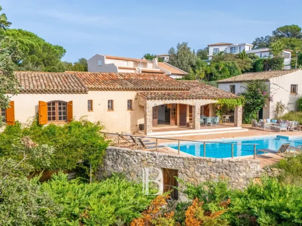 SAINTE MAXIME - CHARMANTE VILLA PROVENÇALE AVEC APERÇU MER 