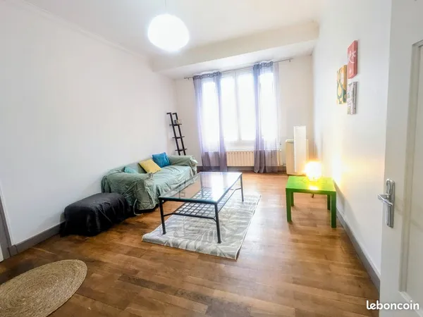 Grand studio / T1 bis meublé 43 m² rénové avec lit double et balcon - Europole / Berriat 