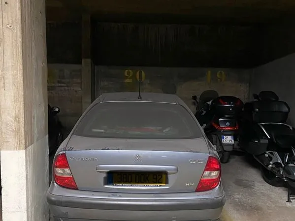 Place de parking souterrain dans une résidence sécurisée 