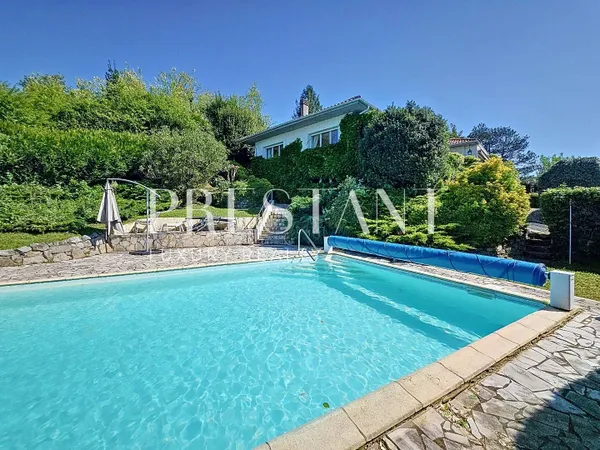 Maison 7 pièces 216 m² 