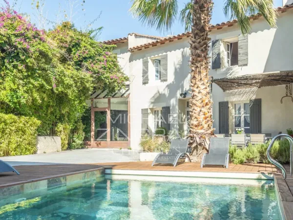 - MAISON DE VILLAGE D'EXCEPTION, PROCHE SAINT-REMY-DE-PROVENCE 