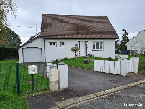 Maison en bon état dans quartier résidentiel 