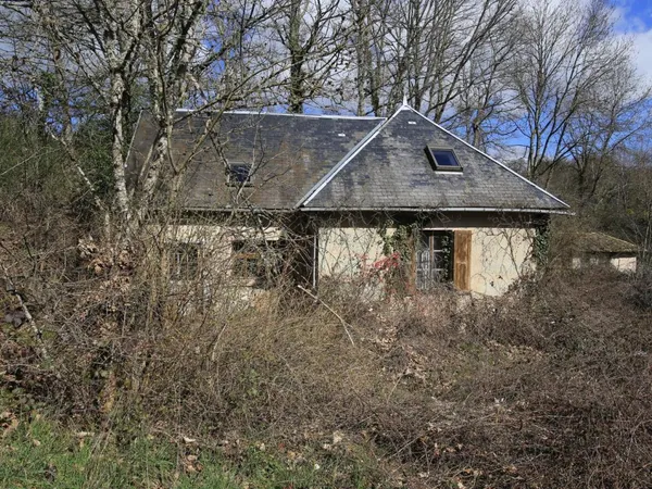 Maison à rénover à vendre sur 2 ha 62 