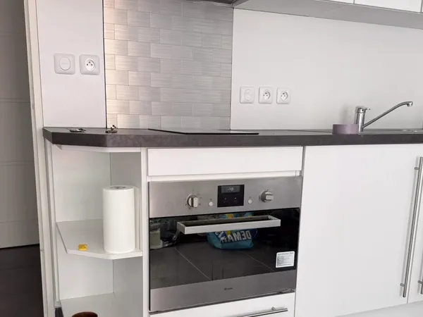 À VENDRE - STUDIO SPACIEUX ET BIEN AGENCÉ - 4ème ÉTAGE, AVEC BALCON 