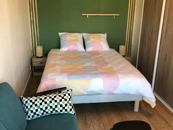 Studio meublé avec balcon et parking 