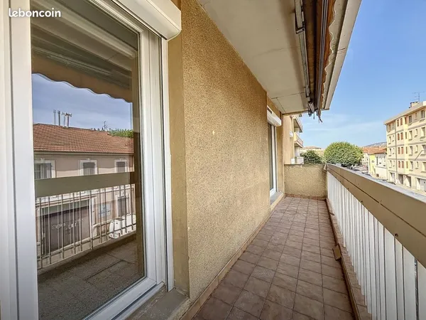 Appartement T3 avec cour et parking 