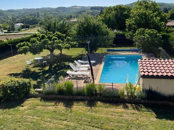 Belle maison plein-pied piscine avec vue 