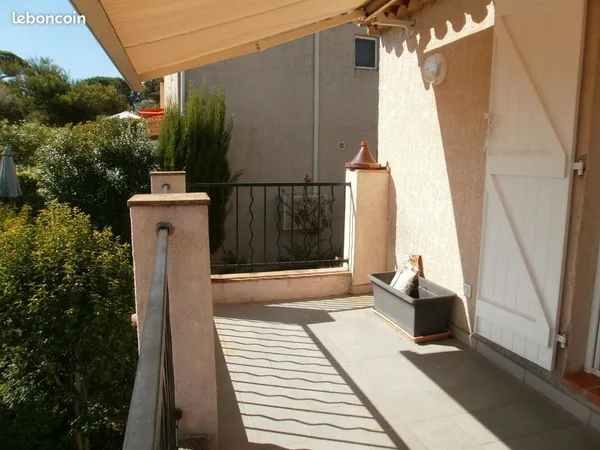 A l'année : 30 m2, lumineux, parking, piscine, calme, vue 