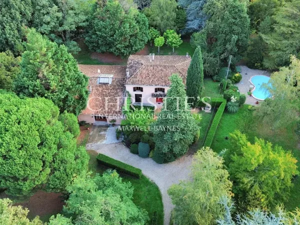 Résidence moderne et élégante avec appartement et piscine 