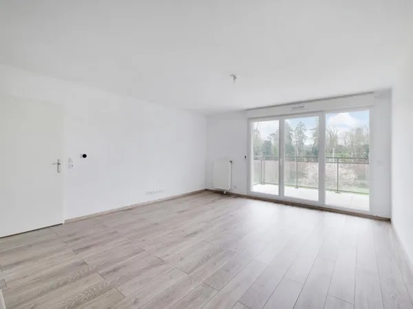 3 PIECES AVEC BALCON ET PARKING 
