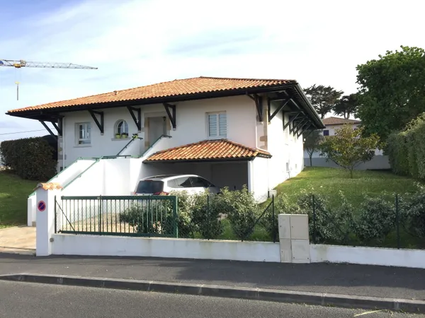 Loue villa 125m² : 3 ch - Salon Sam - cuisine équipée + cellier. Grand garage en sous-sol - 
