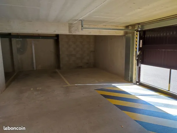 Parking intérieur en rdc vendu loué 