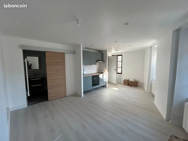 Studio rénové 30 m² - Centre-ville Ussel - 400 CC 