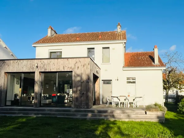 Maison familiale de 107m² non mitoyenne au calme, rénovée avec gout 