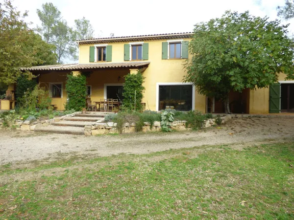 Propriété sur 5045m2 de terrain plat, idéal pour chevaux, 200m2 habitables, maison principale + 