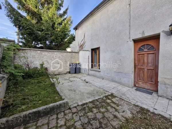 MAISON DE VILLAGE AVEC GRANGE ET POTENTIEL ! 