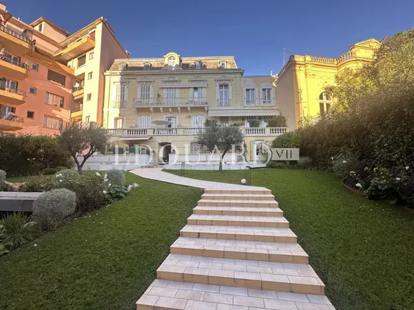 Dans le centre de Menton, à vendre en exclusivité spacieux studio avec grande terrasse exposée 