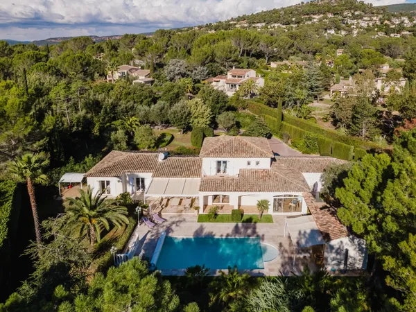 Villa néoprovençale à Roquebrune-sur-Argens 