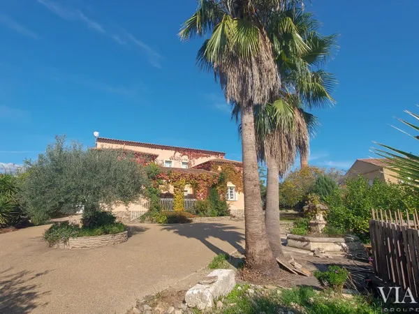 Spacieuse maison de 230 m² sur un terrain de 1 383 m² piscinable, avec un grand garage 