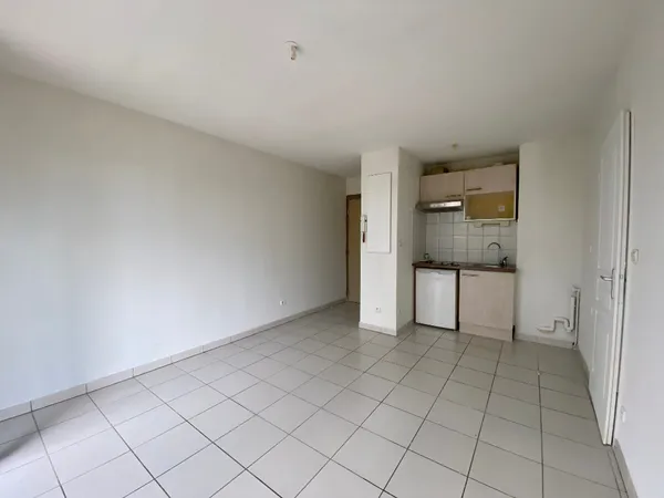 A LOUER - ROQUES - Appartement T2 de 32 m² au 1er et dernier étage avec cuisine et place de 