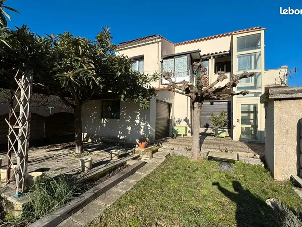 Belle maison dans village tranquille 