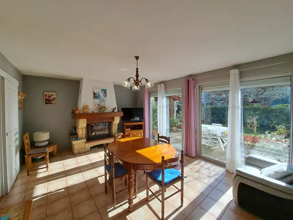 BELLE MAISON MITOYENNE LUMINEUSE DANS UN SECTEUR AU CALME ET 