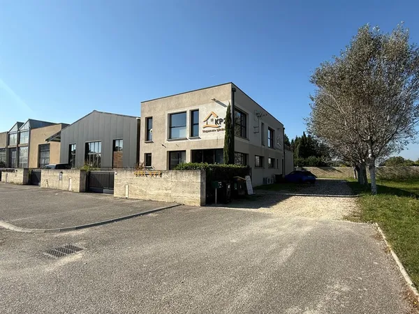 EXCLUSIVITÉ - Immeuble professionnel + Appartement - Zone Artisanale Éygalières 