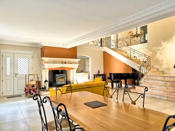 SUPERBE VILLA AVEC DEPENDANCE, GARAGE ET PISCINE 