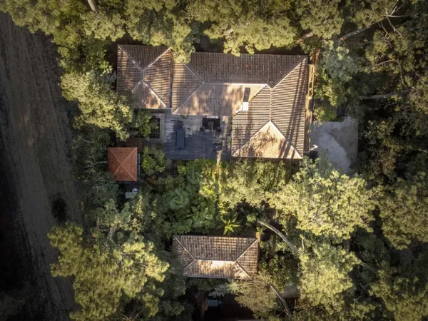 PROPRIÉTÉ AVEC DÉPENDANCES ET PISCINE DANS LE VILLAGE L'HERBE, S 