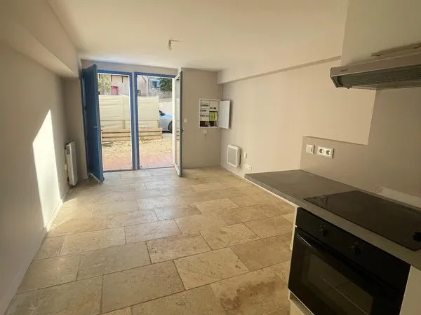 Appartement 2 pièces avec jardinet et parking 