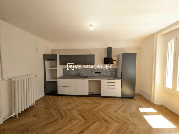 EVIAN (rue pietonne) T4 de 85.79m² au 1er étage 
