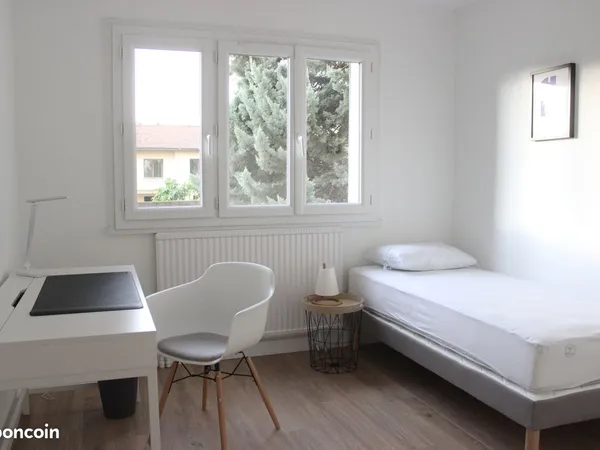 Chambre meublée 12m² dans colocation de 4 chambres - Proximité Immédiate T2 - T4 - T6 _ Métro 