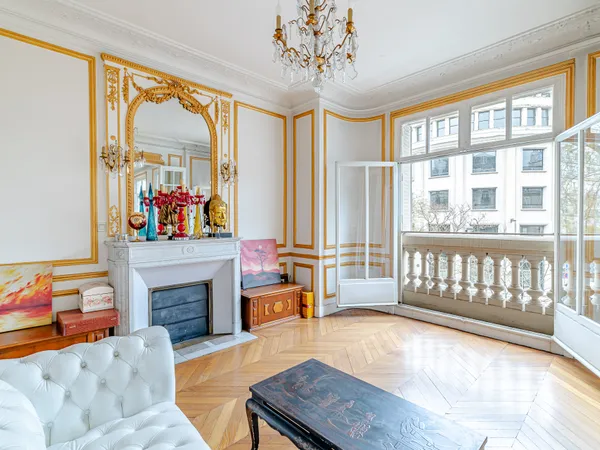 Bonne Nouvelle - Très bel appartement haussmannien - 2 chambres - Balcon - Ascenseur 