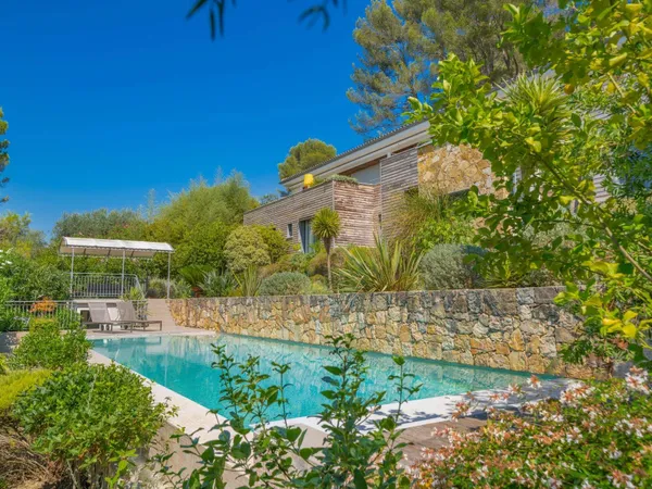 Mougins Villa d'exception 408m2 suspendue dans la canopée 
