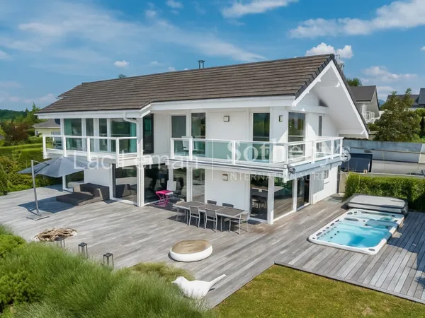 VILLA D'ARCHITECTE AVEC VUE DÉGAGÉE SUR LE LAC 