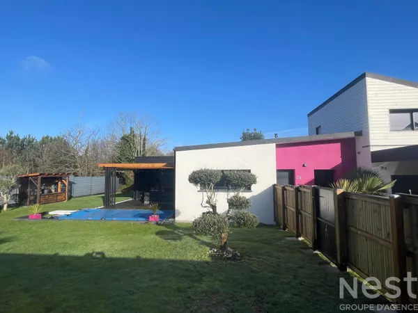 Maison contemporaine à vendre proche du golf de Ploemel - 5 pièces, 3 chambres, piscine 