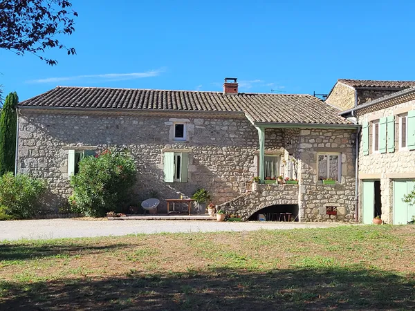 Belle maison en pierre avec piscine et grand terrain / Lupé 