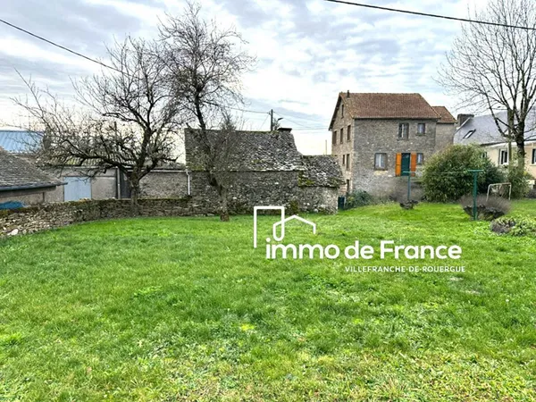 A 4 kilomètres de RIGNAC, maison de village 160 m² 5 chambres, four à pain et jardin 