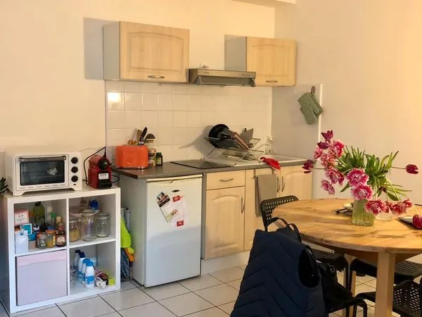 LOCATION POITIERS F2 meublé avec place de parking, proche cathédrale 