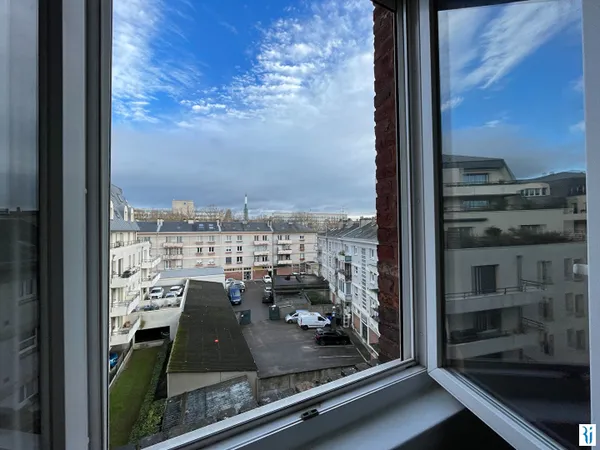 ROUEN - PLACE DES EMMUREES - DERNIER ETAGE 