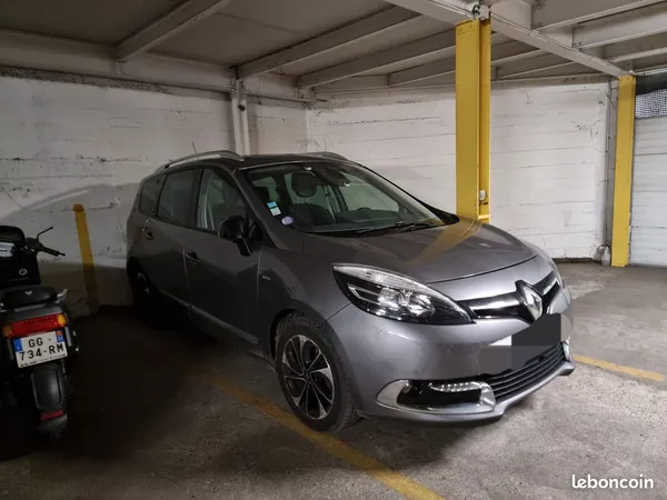 Place de parking face parc Salengro 