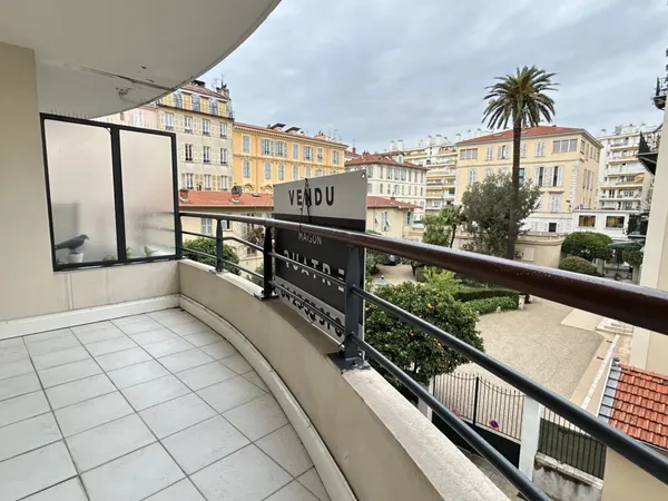 Appartement 3 pièces CARRÉ D'OR avec terrasse et garage 