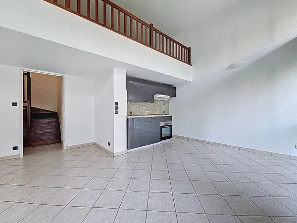 Duplex avec terrasse, stationnement et rénovation énergétique 