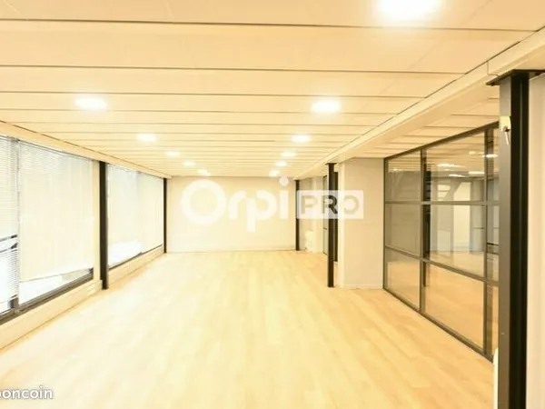 Bureau 599 m² 
