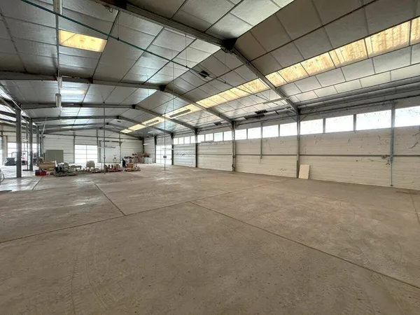 Local d'activité 2032 m² 