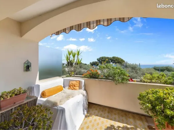 Studio meublé avec grande terrasse & vue mer - ascenseur - parking 